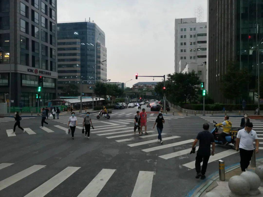 斑马线硬件升级改造后,过马路更快更安全了吗?_路口