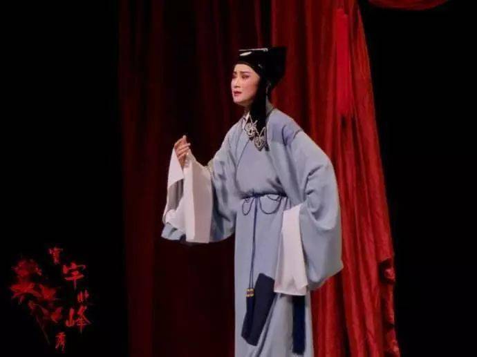 穷生 /因脚下拖沓着踢后跟的鞋(拖鞋皮)而又被