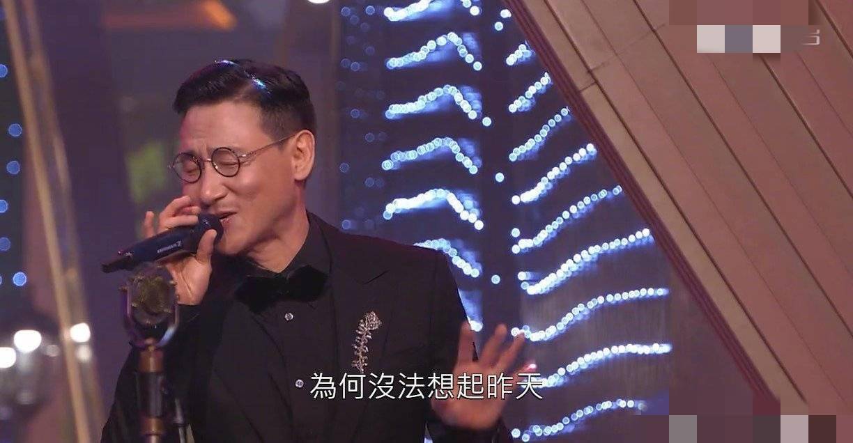 60岁张学友罕见露面献唱体态匀称似小伙魅力十足不减当年风范