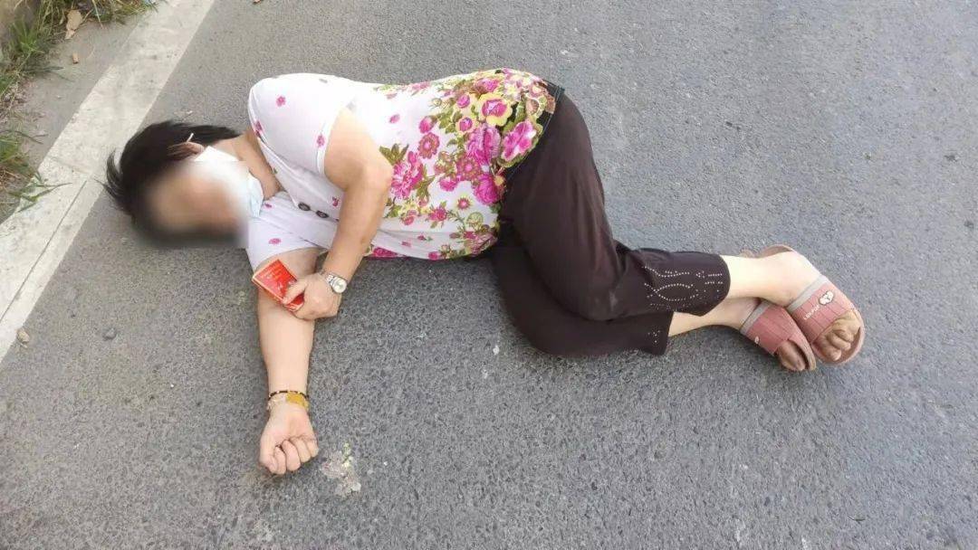 汕尾某村委附近一妇女倒地不起