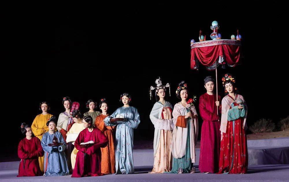 华云裳|衣冠之美迎盛世，月牙泉边秀华服