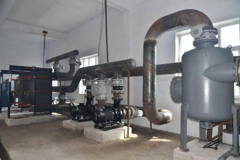 今年好了,农场对小区供热管道进行了改造,还新建了换热站,过个暖冬不