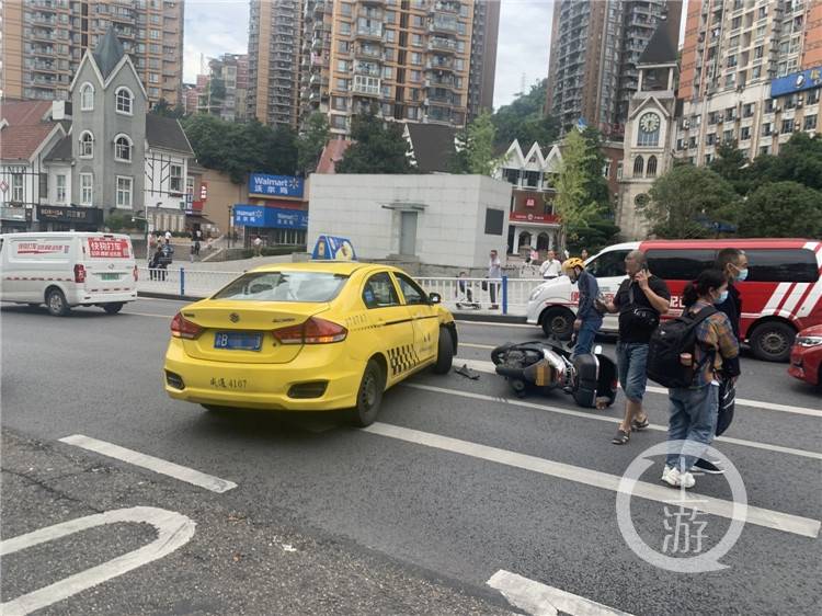 为抢单外卖小哥闯红灯 出车祸负全责亏大了