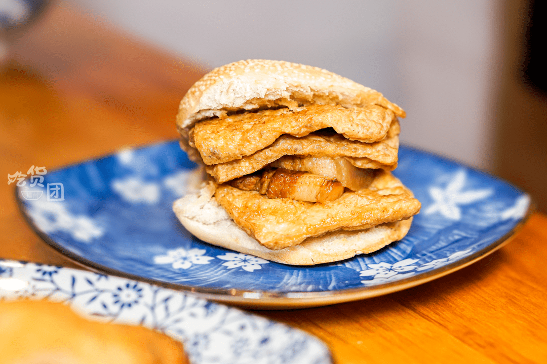 像不像我们福州版的汉堡包 ,光饼夹着豆干和五花肉,层层叠加,吃它可得