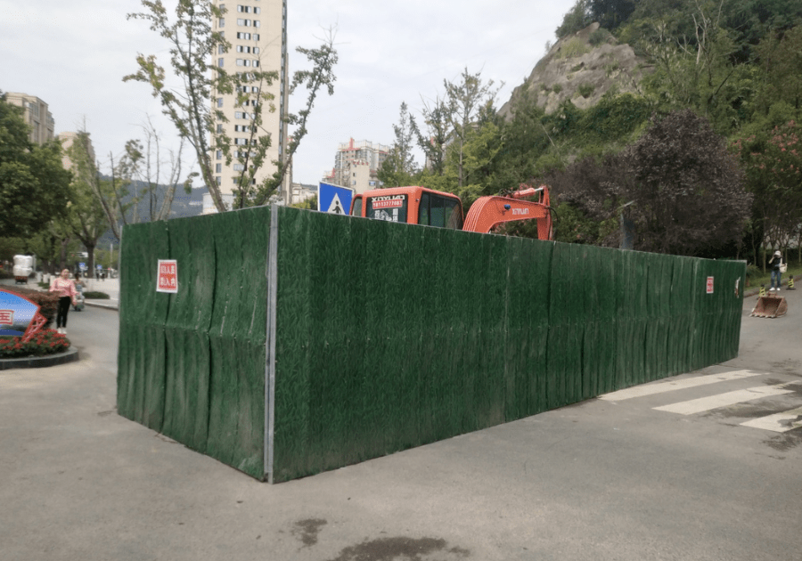 现场督促施工打围江北大队规范门市入店经营规范商家占道堆放清理滨河