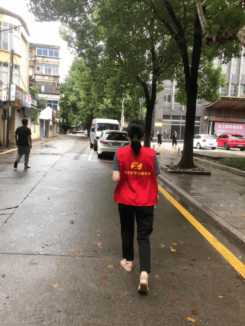 信访局"路长制"志愿者巡路中