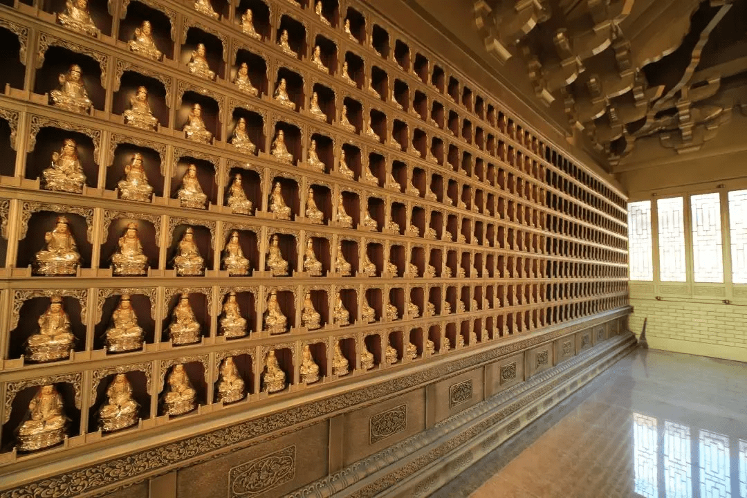 观音殿内万佛龛殿堂四周是金星铜工程率先在行业内提出的铜制万佛龛