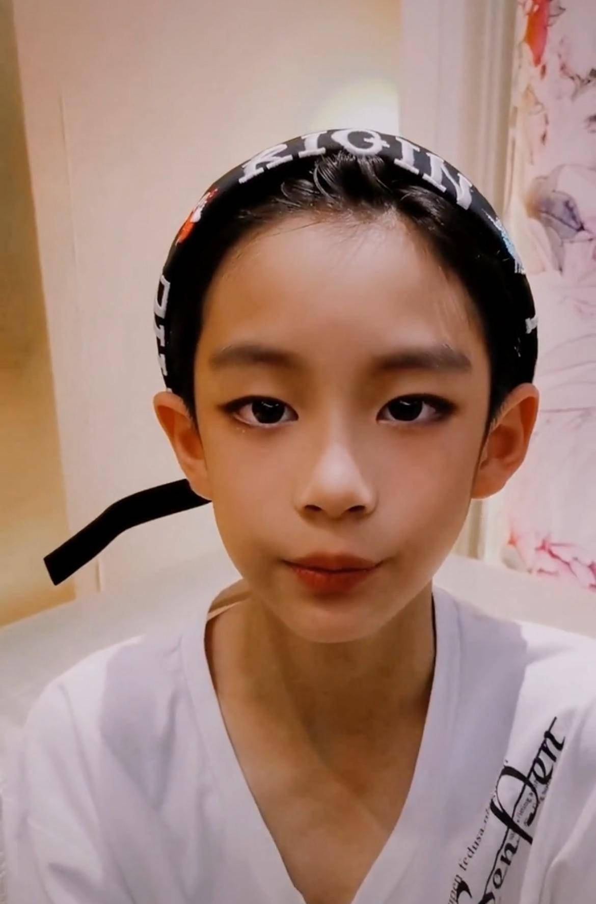 曹颖儿子穿裙装走秀扮相太美被认错性别曾获赞最帅星二代