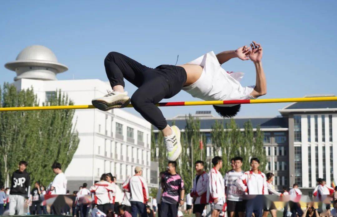 赛场争雄青春飞扬嘉峪关市一中举行第47届田径运动会