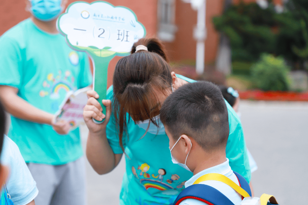 我是小學生啦開學第一天你們的笑容明媚了整個東外校園