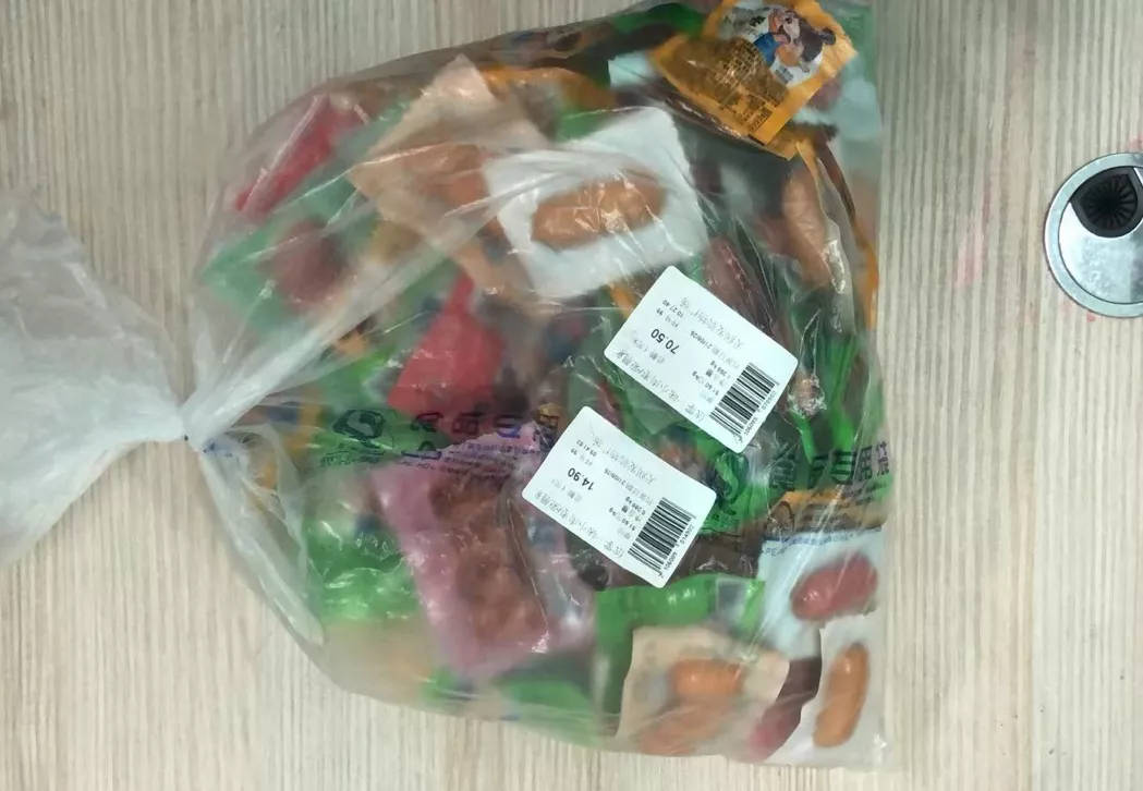 袋子|亏大了！想给儿子买又觉得太贵，女子超市偷50多块钱零食，还让朋友帮忙，双双被拘