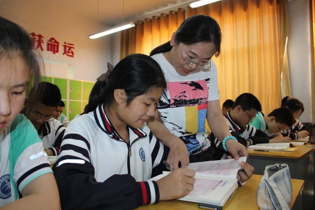 爱心浇灌桃李艳英才济济笑开怀记费县博文学校教师王晶晶