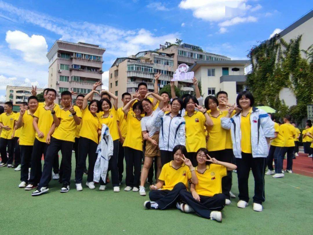 有情有趣看这所学校学生深情表白恩师