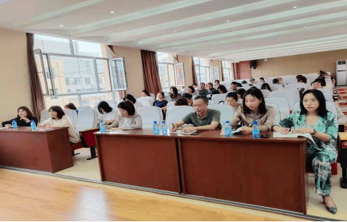 科尔沁区组织中小学班主任和心理健康教师参加自治区专题培训会