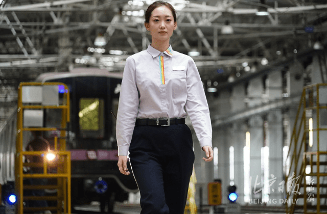 地铁员工"新装"走秀,新款制服"暗藏玄机"