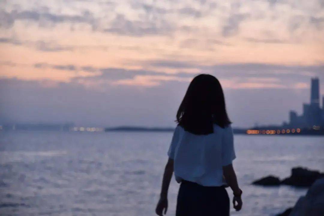 头等舱男子辱骂空姐：“你知道你的手多脏吗？别碰我箱子！”