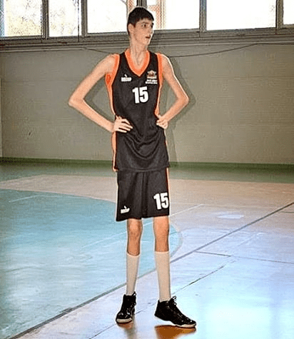 而这期间,他的身高继续暴涨到了2米34.