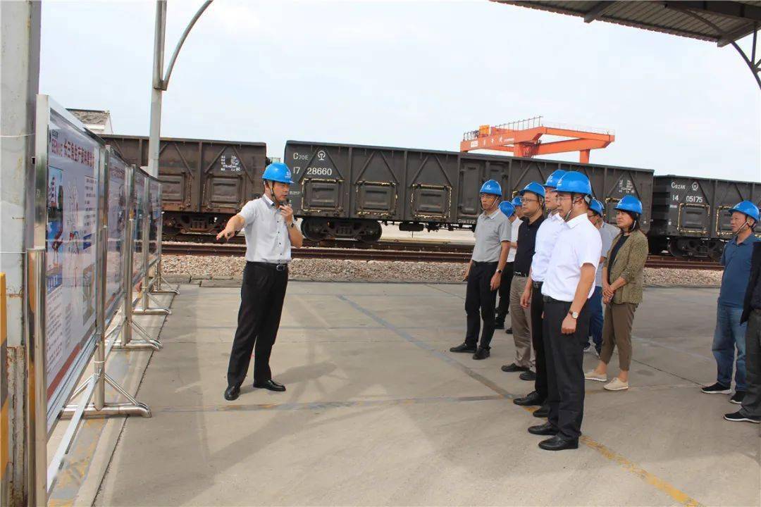 当天,史政达一行实地考察了常泰长江大桥施工现场,魏村枢纽扩容改建