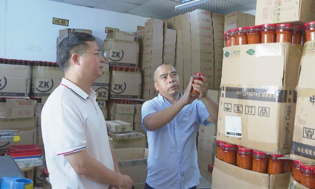 在紫城镇蓝坑村产业点——紫金县好口福有限公司,邓红卫详细了解企业