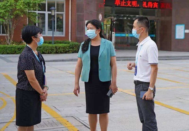 隨後,顏麗明一行前往洛江區醫院,查看 