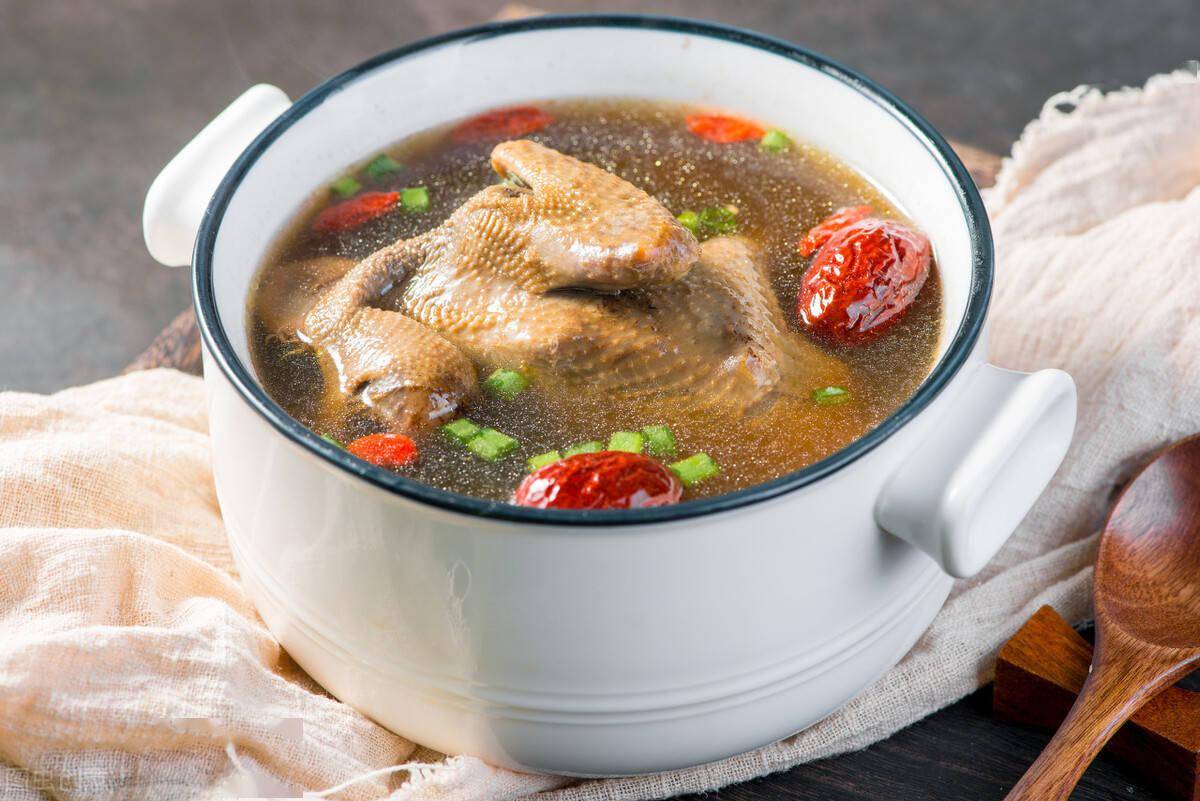 鸽子炖汤前要不要焯水?对老板多说一句,肉嫩汤鲜,营养更盛