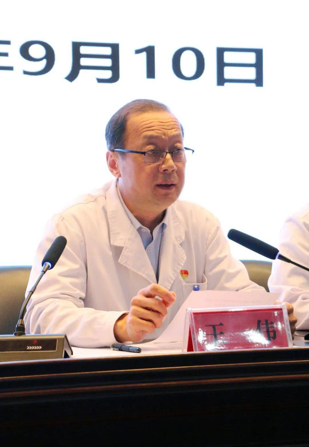 会上,副院长杜彦丹宣读《内蒙古林业总医院评审自评方案》.