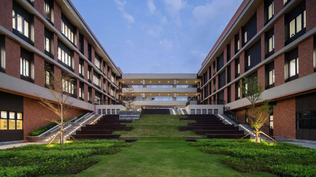 阶梯式露台校园的一大亮点是融入海口当地建筑特色的半开放式教学建筑