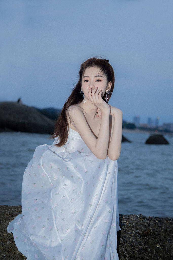 公主|郑合惠子白色玫瑰纱裙仙气十足 甜美精致吹海风似精灵