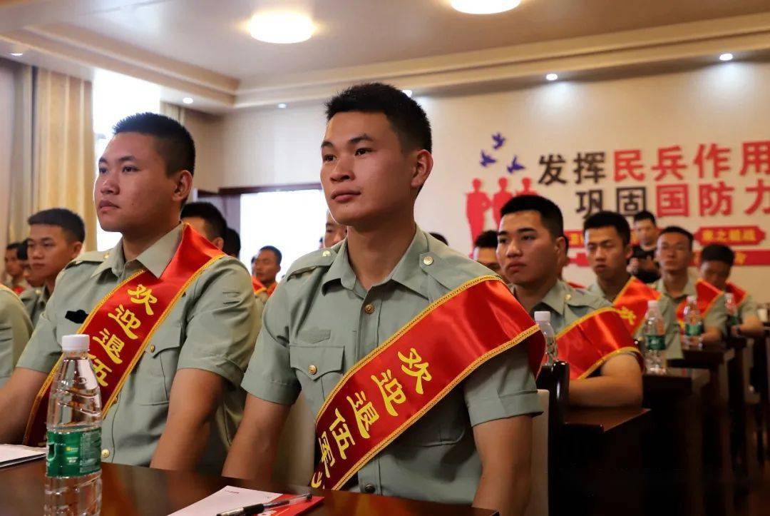 仪式上,刘胜利对退伍返乡的士兵表示热烈欢迎,并强调,军人退伍不褪色