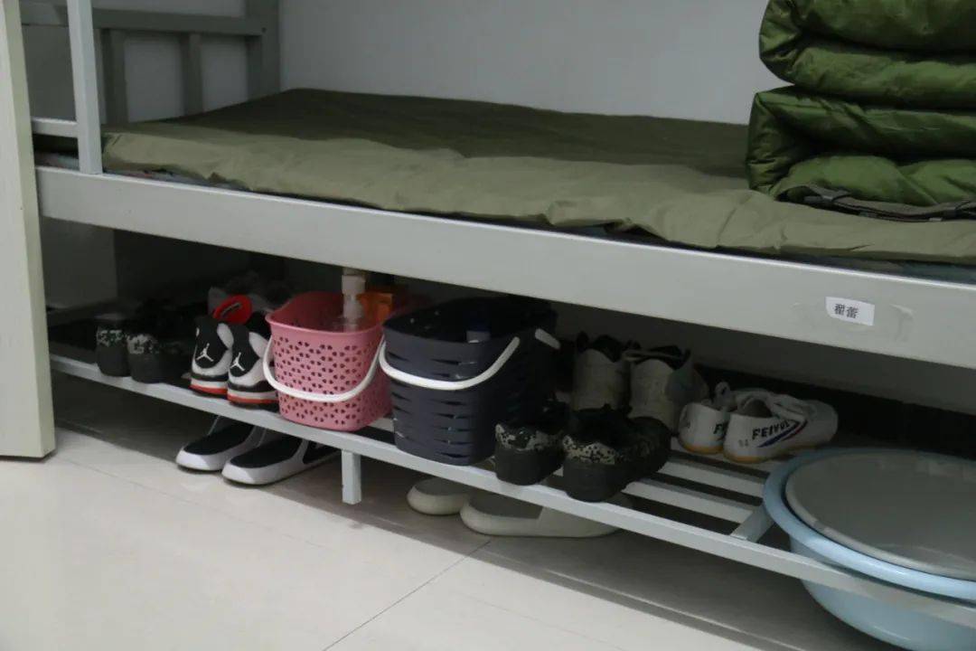 军训内务整理不仅提高了新生们整理内务的水平,增强了同学们的自律