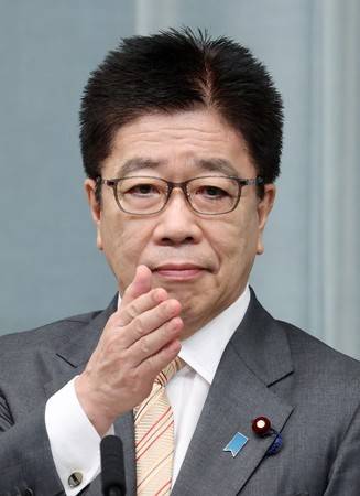 日本内阁官房长官加藤胜信在记者会上 图自时事通讯社