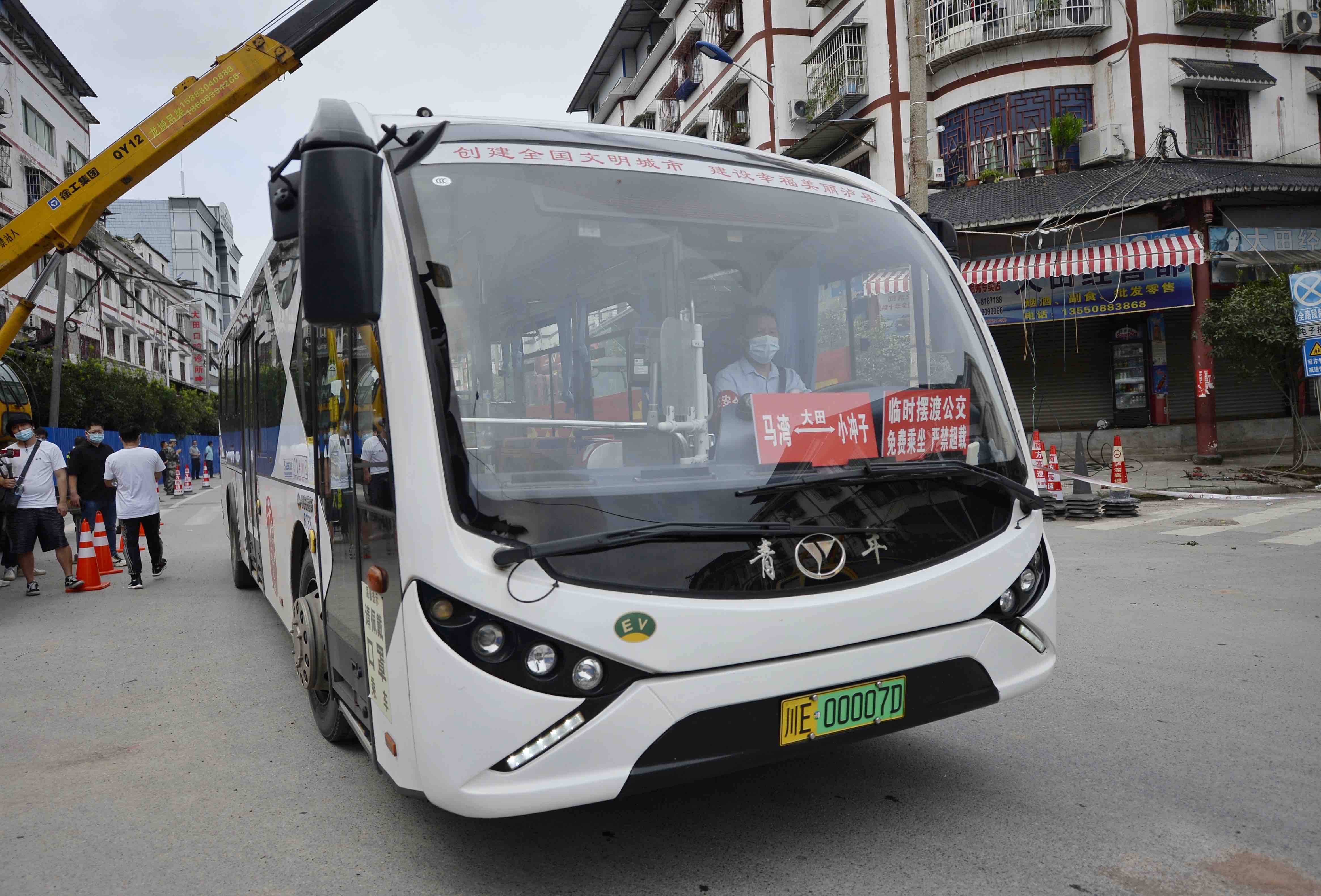 9月17日,一輛臨時擺渡公交車行駛在瀘縣福集鎮街頭.