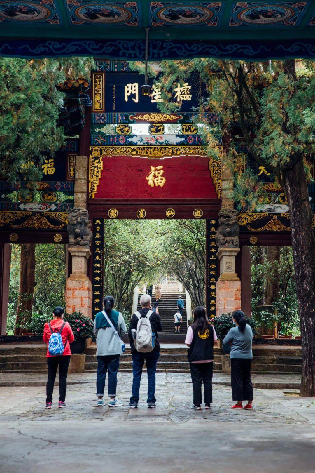 太和宫金殿坐落在昆明凤鸣山麓,掩映在一片翠绿之中,是云南著名的道观