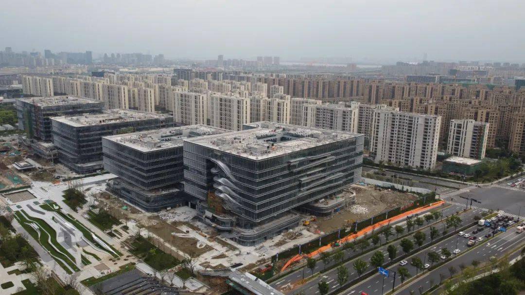 丰收湖公园东侧,与杭海路一路之隔,正对望的是长三角数字科创园.