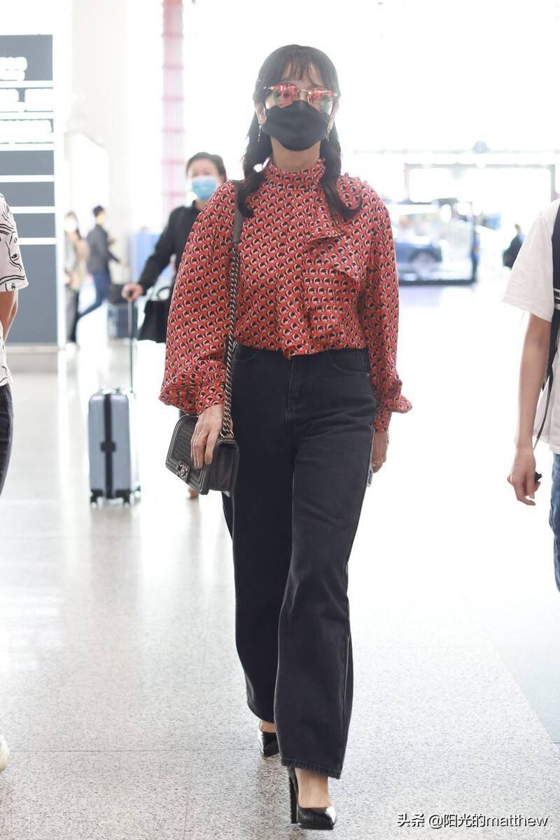 街拍赵雅芝红色印花飘带衬衫黑色牛仔裤高跟鞋优雅气质