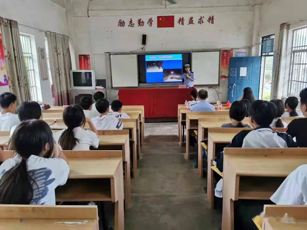靖西市公安局团委深入学校开展预防青少年违法犯罪系列志愿服务活动