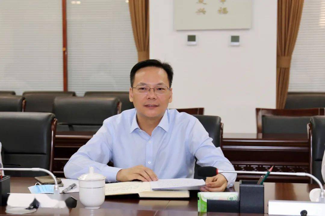 冯任飞与乌海市党政主要领导座谈交流住建领域相关工作