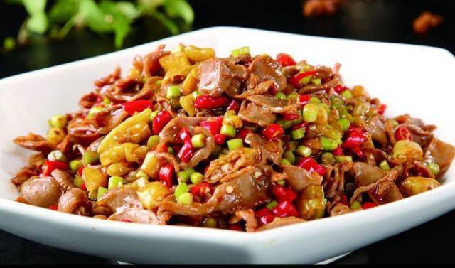 指天椒 适量蒜 适量盐 适量油 适量辅料:酸豆角 100g酸辣椒 50g鸡杂