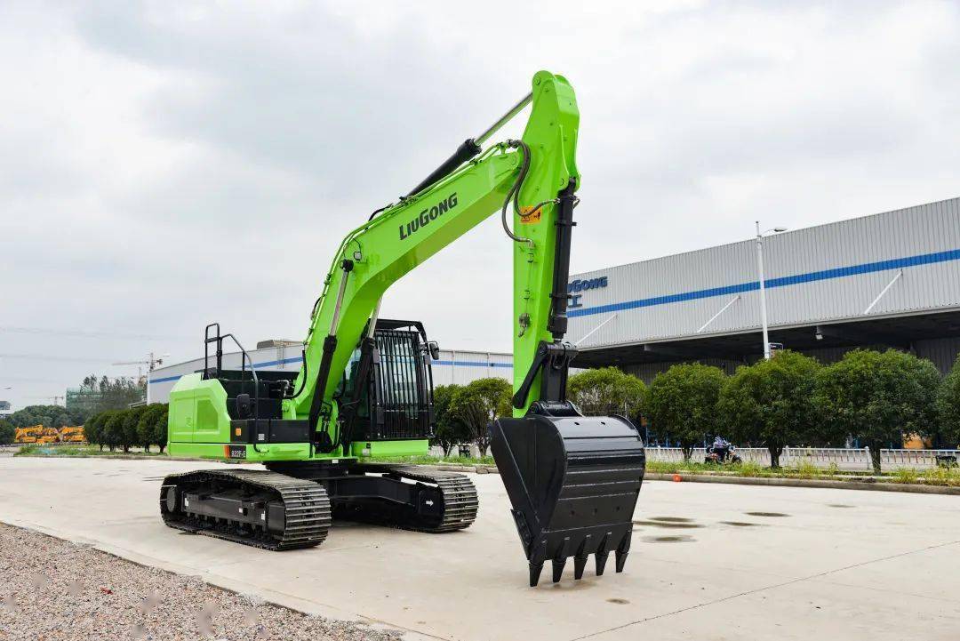 全新电动挖掘机,绿装着身展飒爽英姿,电力十足!