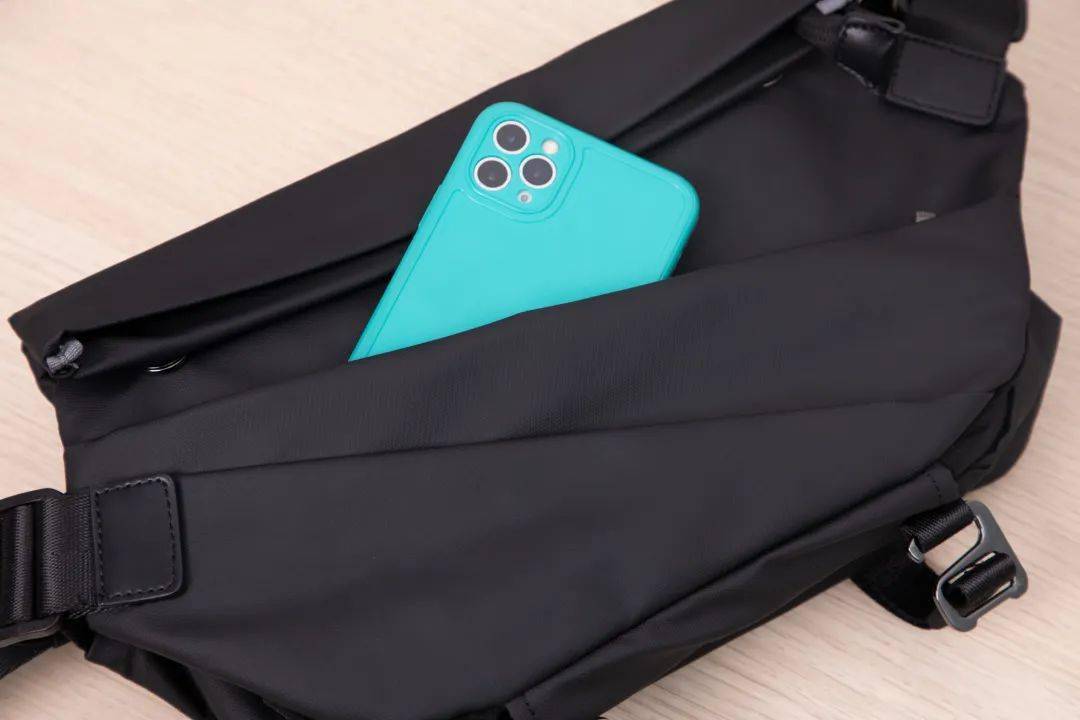 设计|让男人一见痴迷「巨能装」斜挎包！出街背它帅炸整条街