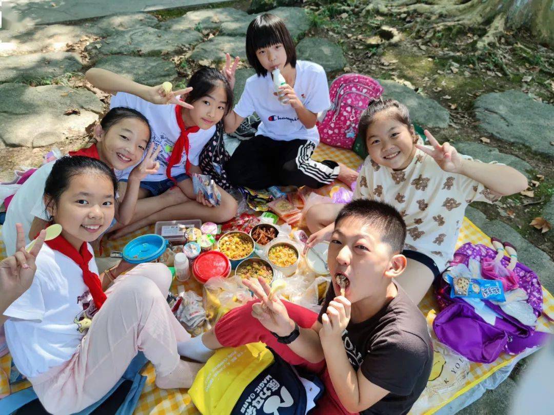 还在眼巴巴等放假杭州已经有一群小学生在秋游了部分学校的秋游时间
