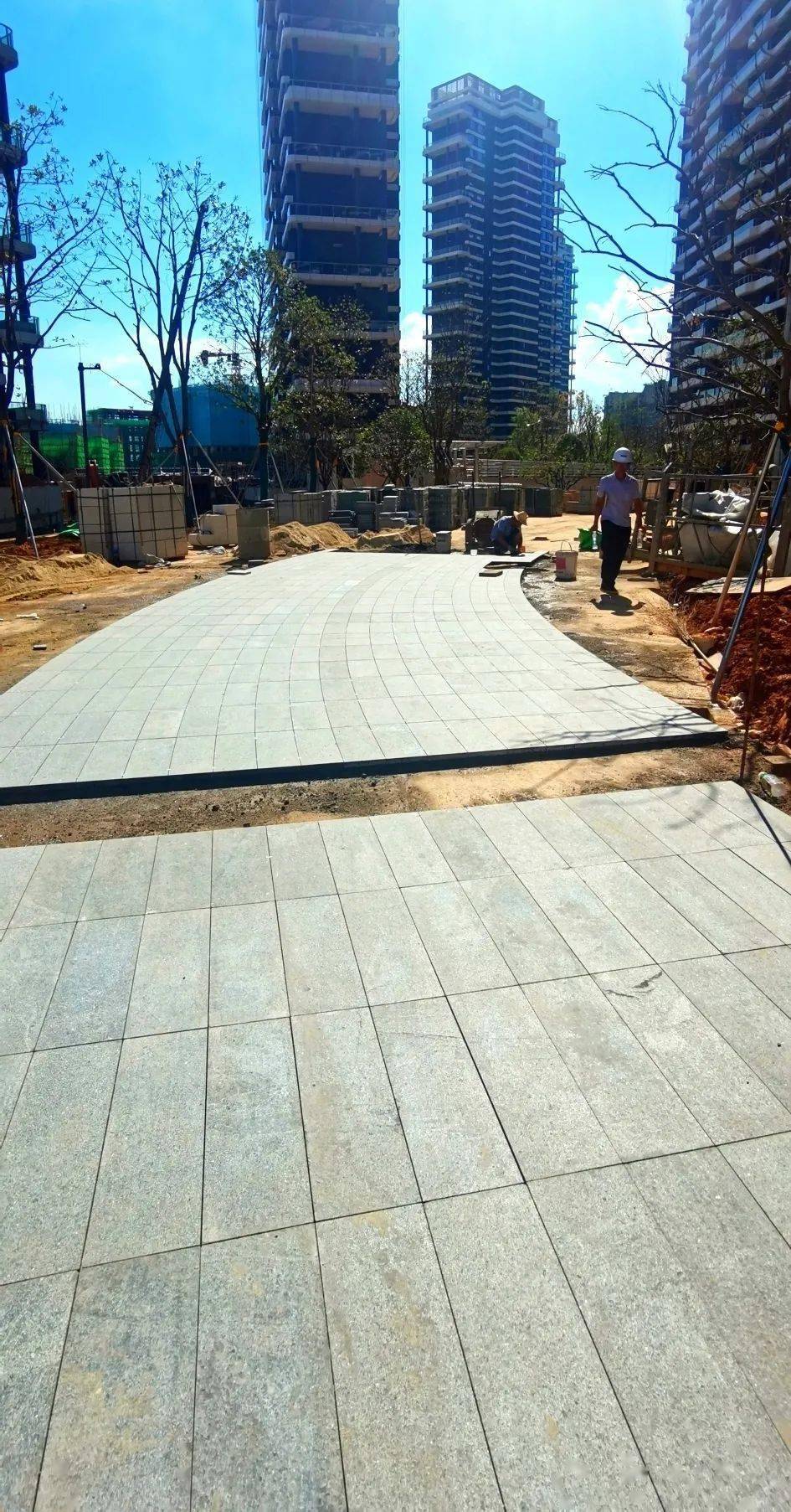 出光跑道灯,任何时间夜跑也能照亮前进的路;采用高品质石材的硬质铺装