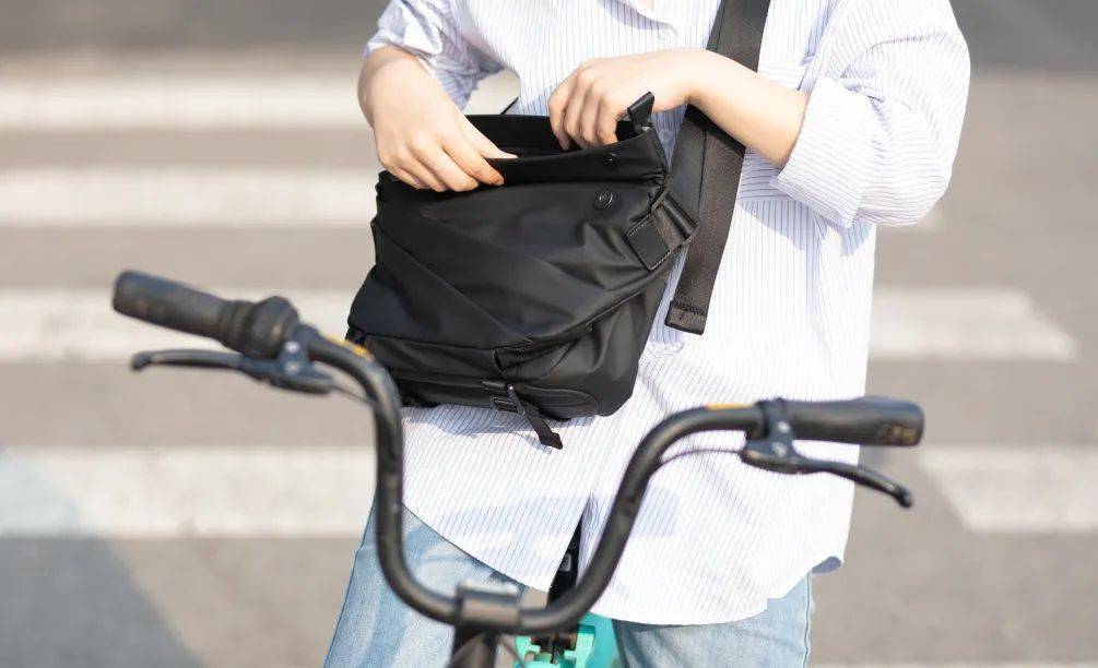 设计|让男人一见痴迷「巨能装」斜挎包！出街背它帅炸整条街