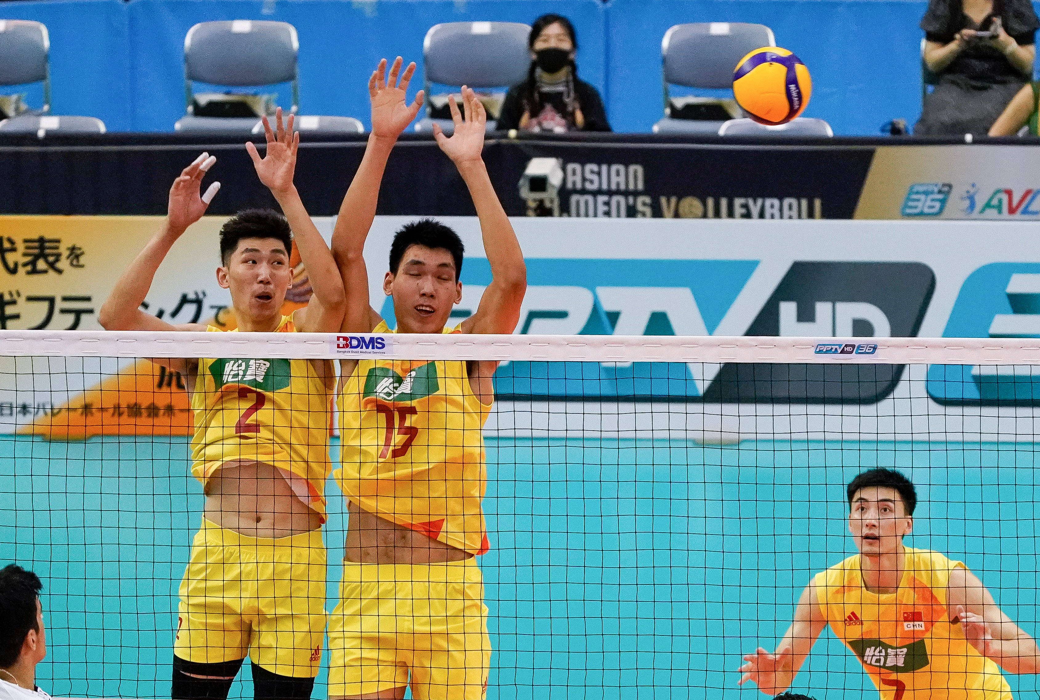 9月18日,中国队球员江川(左),彭世坤(中)和于垚辰在比赛中