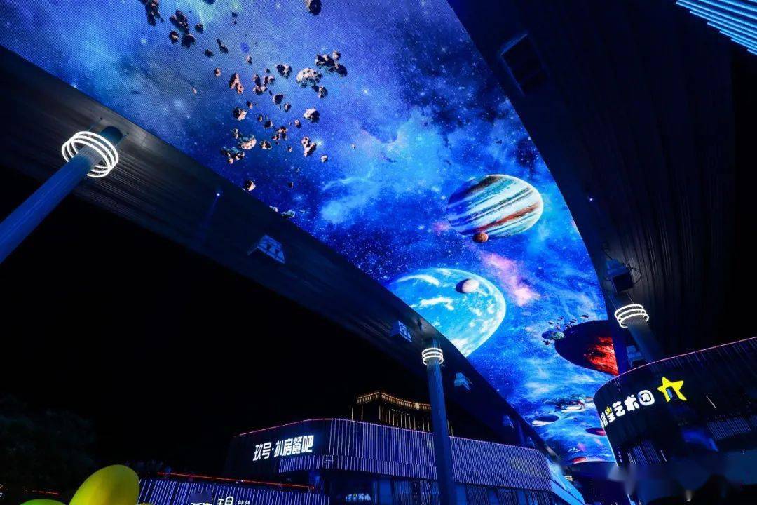 天幕焕新点亮来看烟火气和国际范十足的园区夜