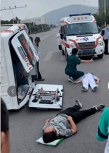 凤北发生2车相撞事故 120急救车当场侧翻