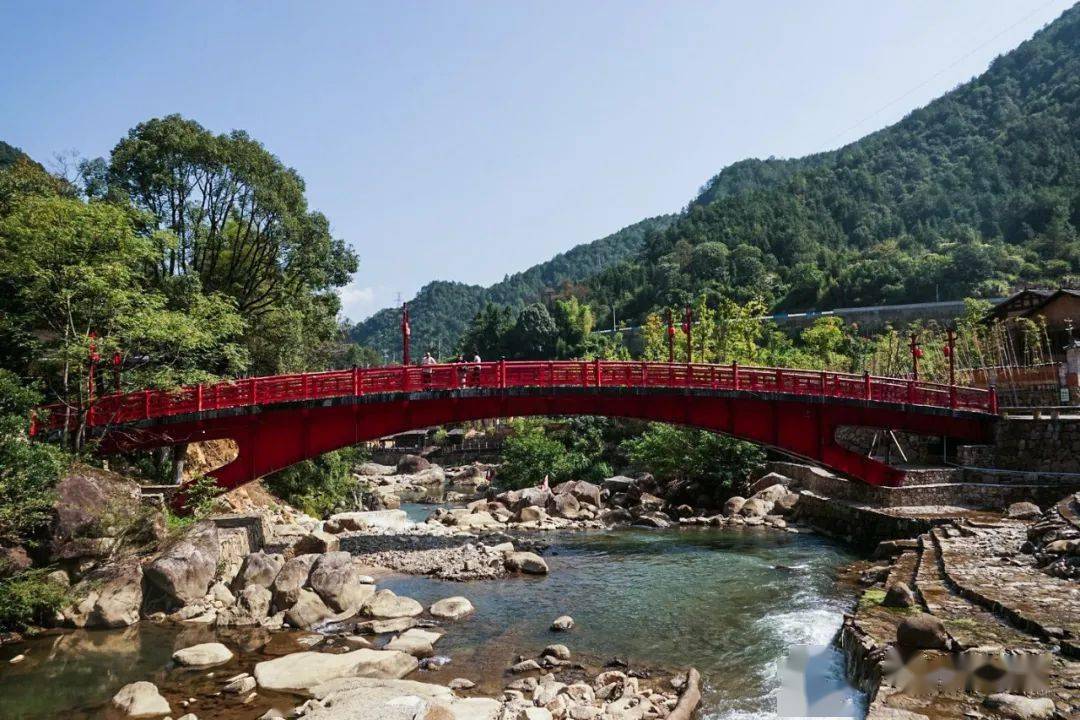 青雲橋白鶴崖 · 懸空宿橋上有