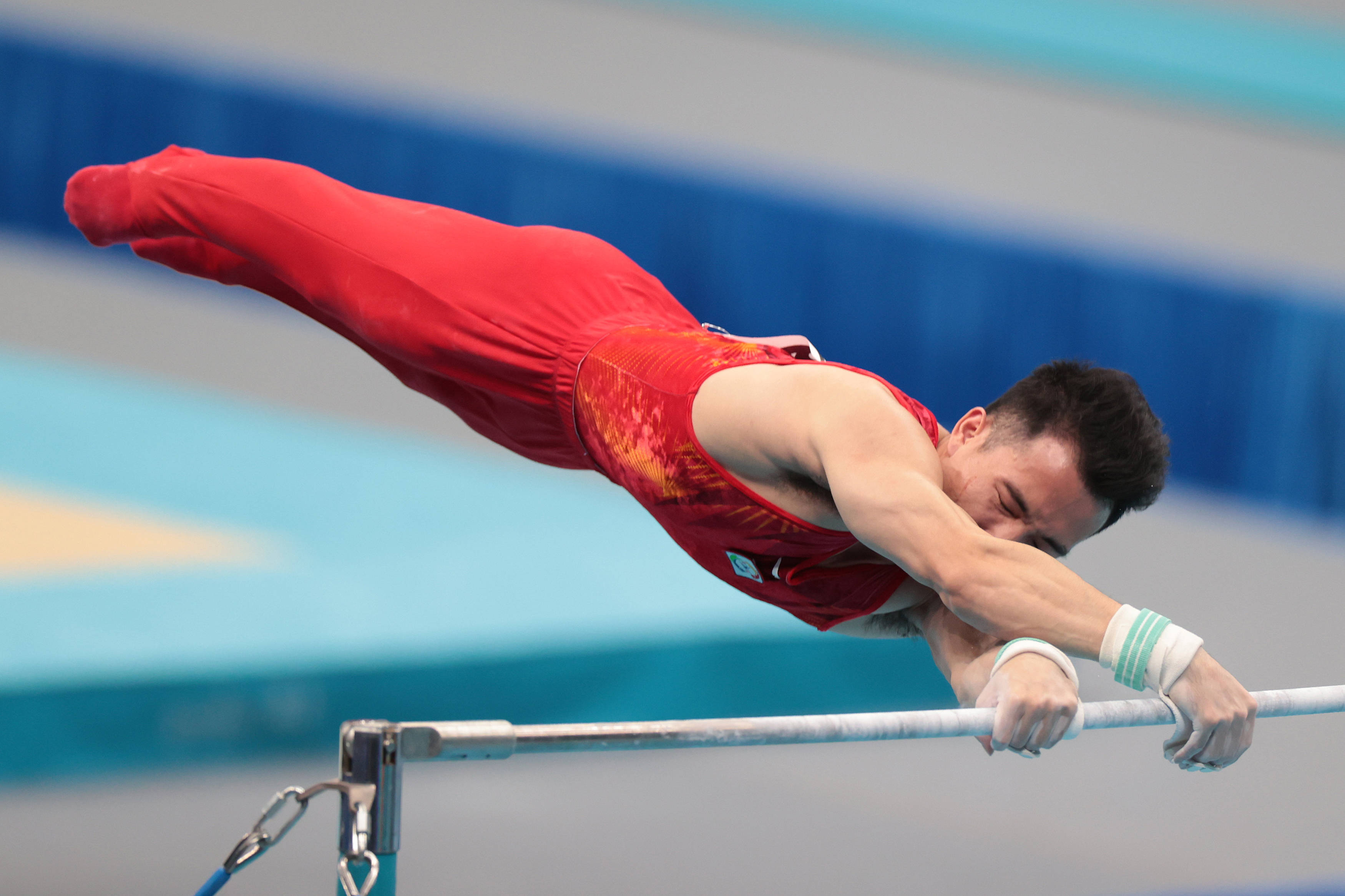 9月19日,贵州队选手邓书弟在单杠比赛中.