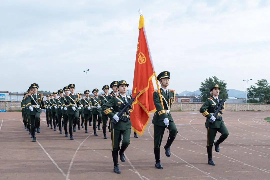 传承信仰无上荣光记兰州大学国旗护卫队亮相训练场