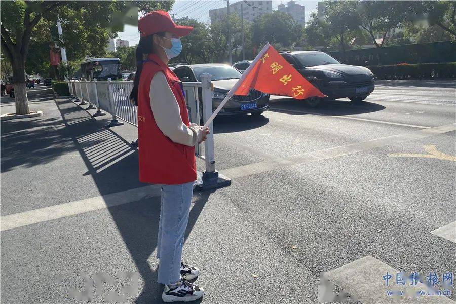 中秋假期第一天张掖市的志愿者开展文明交通劝导服务